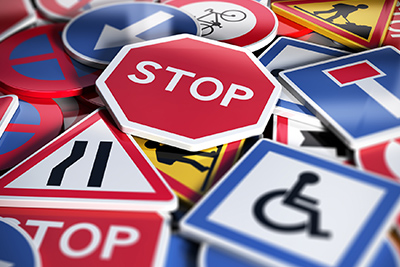 間違いやすい道路標識の見分け方と特に注意が必要な道路標識とは？