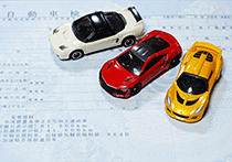 自動車を持つとどのくらい税金がかかる?